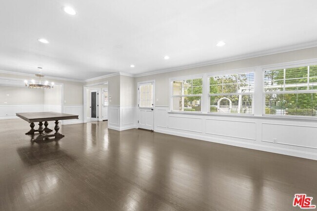 Building Photo - 5525 Matilija Ave