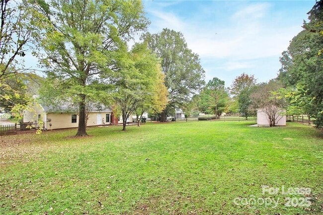 Building Photo - 1708 Lawton Bluff Rd