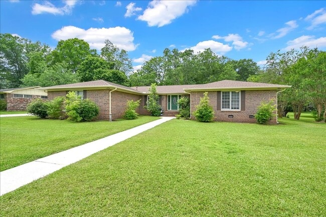 Building Photo - Beautiful 4 Br Brick home