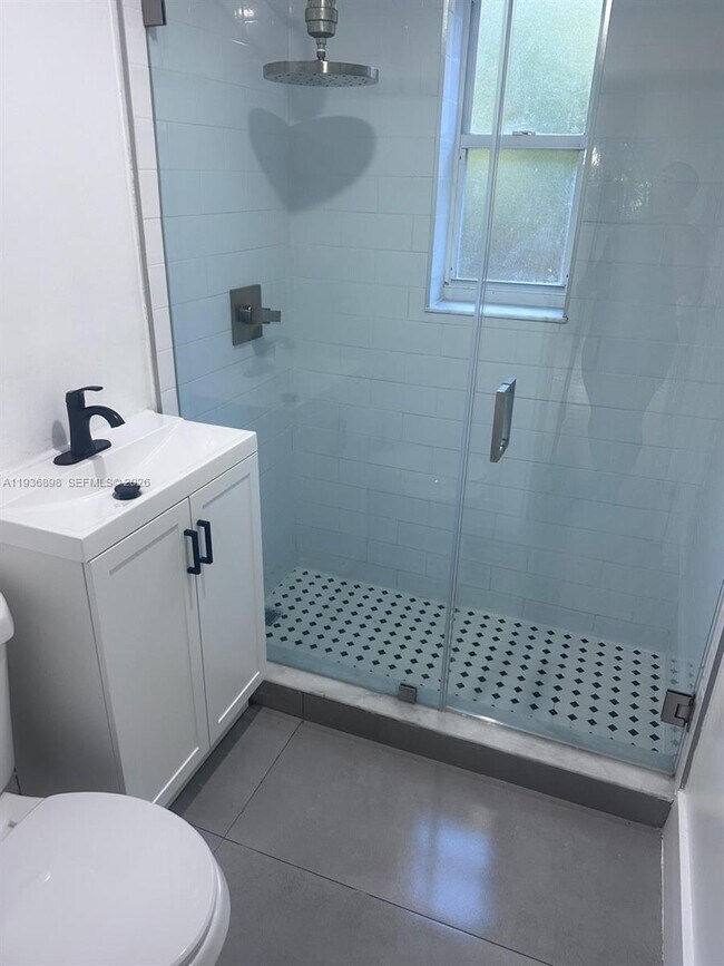 Building Photo - 10070 E Bay Harbor Dr