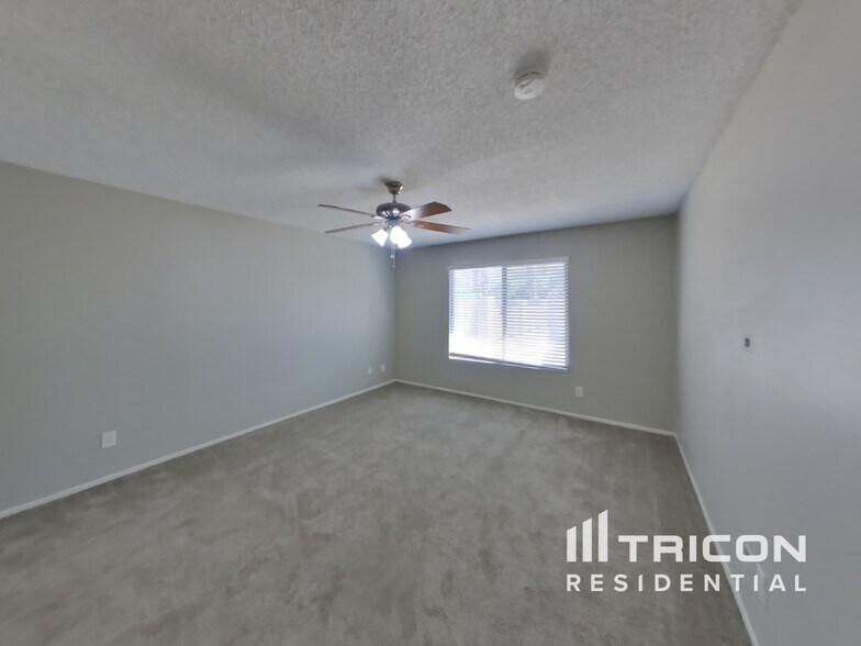 Building Photo - 3727 E Dahlia Dr