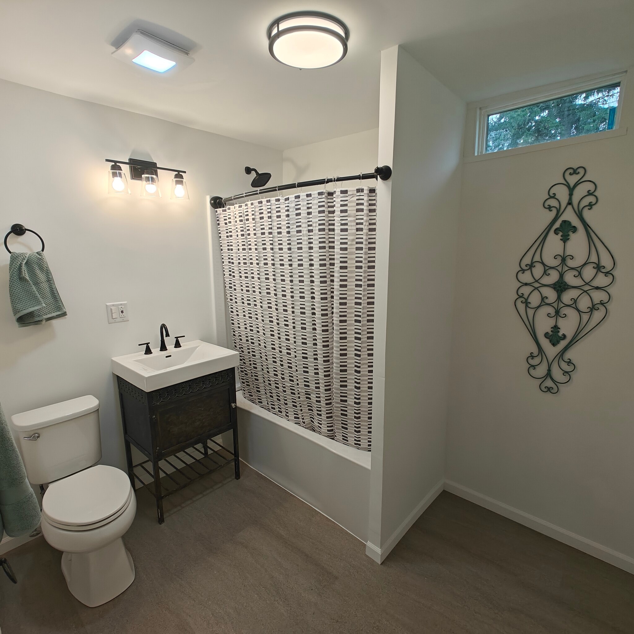 Building Photo - 806 Peter St