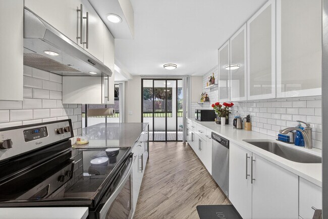 Building Photo - 4770 Fountains Dr S