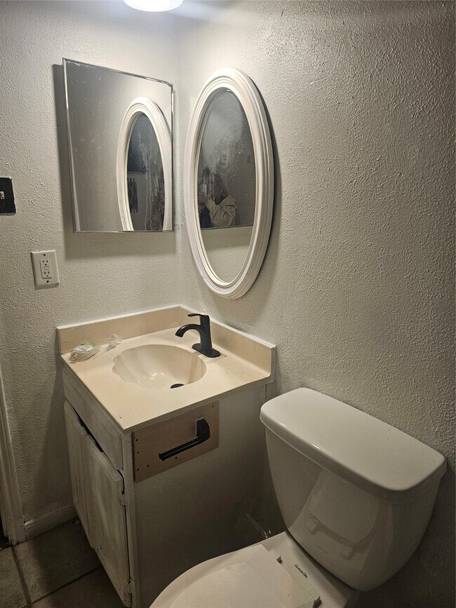 Building Photo - 4011 Alshire Dr