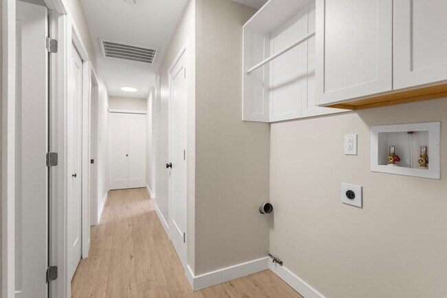 Building Photo - 1710 Crescent Dr