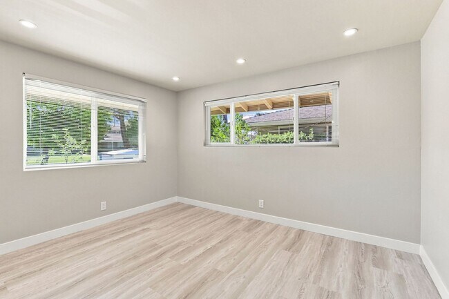 Building Photo - 935 Castlewood Dr