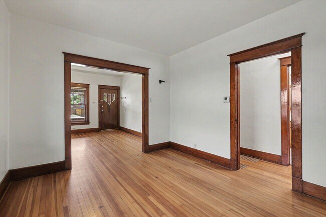 Building Photo - Charming University Neighborhood Home | 2 Bedrooms + Bonus Room