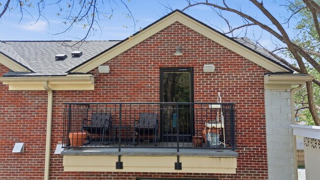 Building Photo - 261 S Limestone