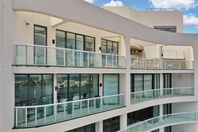 Building Photo - 4000 Island Blvd