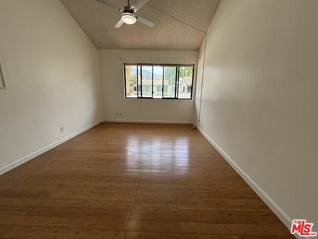 Building Photo - 10574 Sunland Blvd