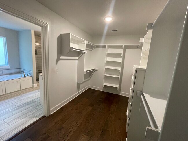 Building Photo - 219 Kinross Dr