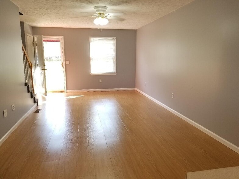 View of living room from the kitchen - 343 Beaverview Dr