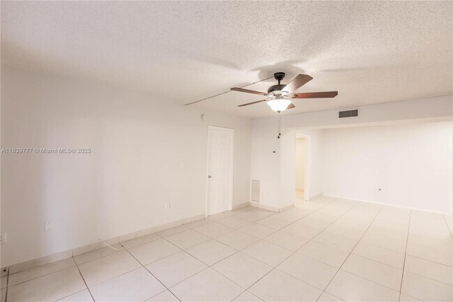 Building Photo - 4152 Inverrary Dr