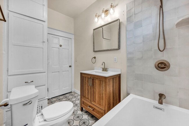 Building Photo - 1637 C St