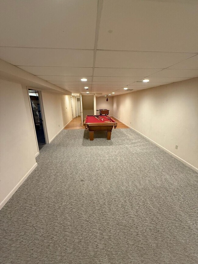Building Photo - Quiet Midtown Home