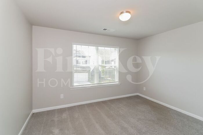 Building Photo - 305 Pinewood Dr