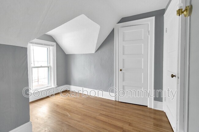 Building Photo - 319 W Utica St