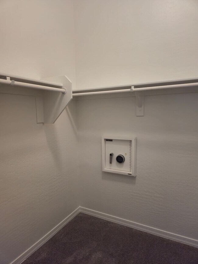 Building Photo - Beautiful 4 Bedroom 3 Bath Home in Gated C...