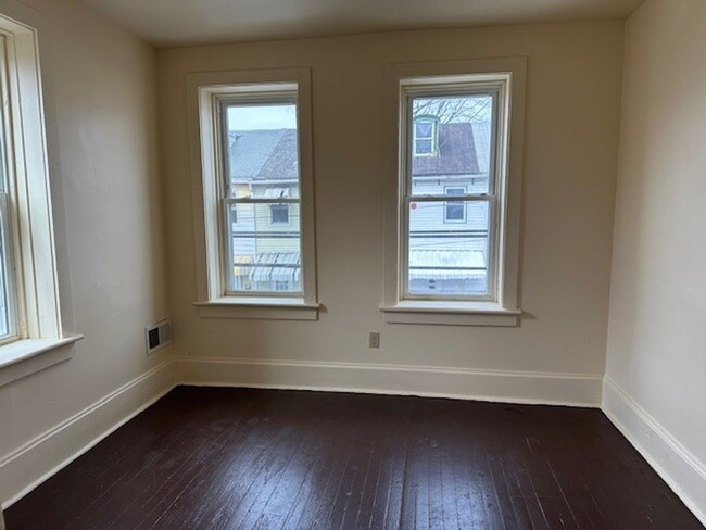 Building Photo - 2 Bedroom 1 Bathroom Harrisburg School Dis...