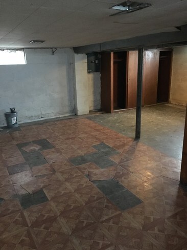 Building Photo - 3 Bed/1 Bath - detached garage $850/month