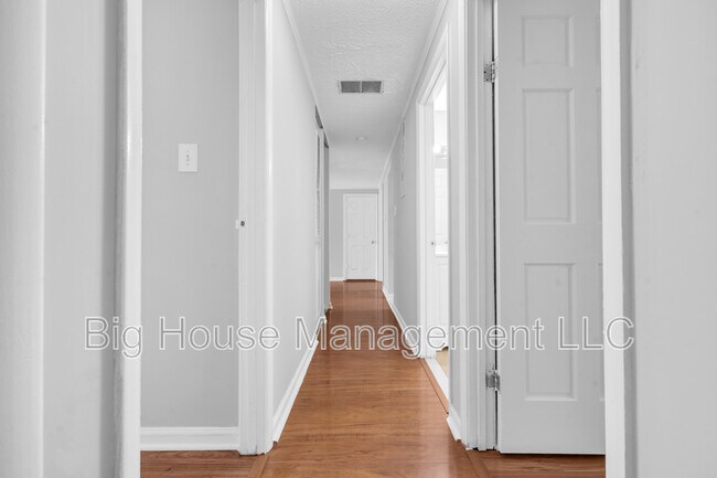 Building Photo - 7003 Rock Creek Dr