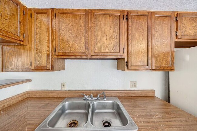 Building Photo - Corner Unit 2 Bedroom with Private Backyard & Master Bedroom Deck!