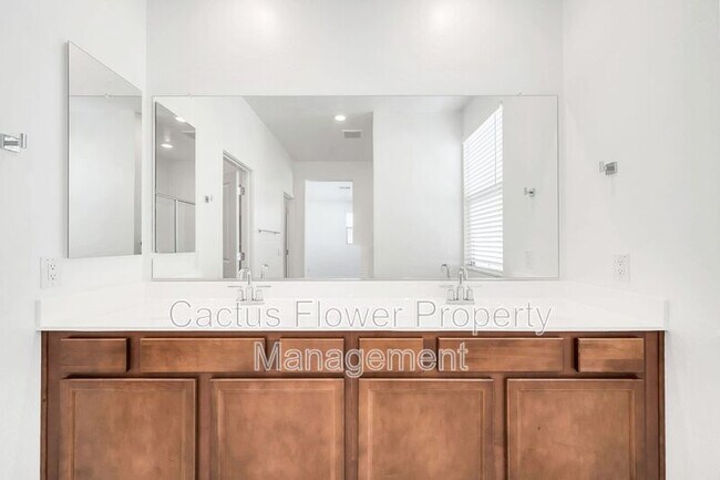 Building Photo - 9850 E Tamery Ave