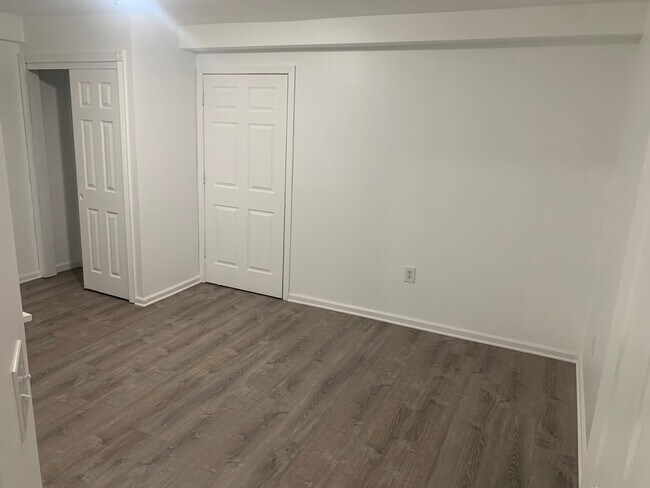 Building Photo - 2 Hollowbrook Plz