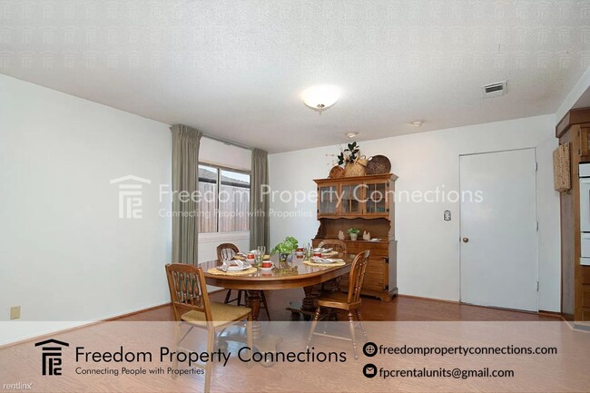 Building Photo - 3 br, 1 bath Triplex - 253 Orion Avenue rm...