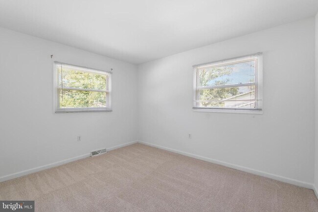 Building Photo - 10422 Floral Dr