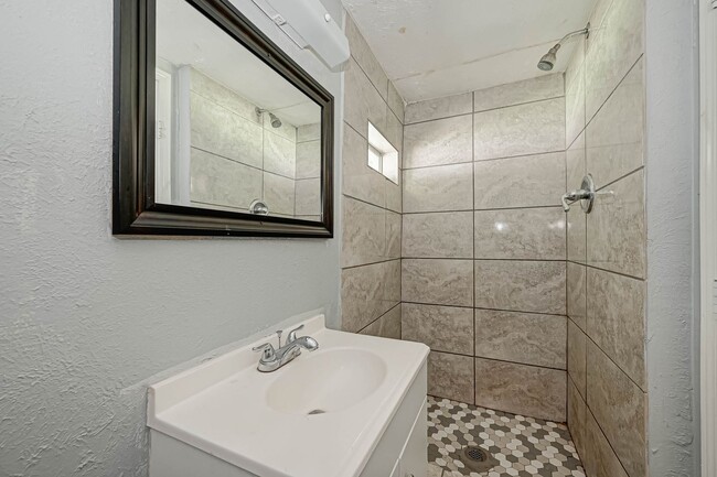 Building Photo - Affordable 3BD/2BA Single-Family Home – Voucher Friendly!