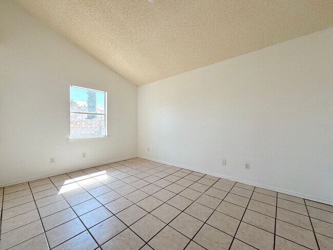 Building Photo - East El Paso 3 bed Refirg A/C