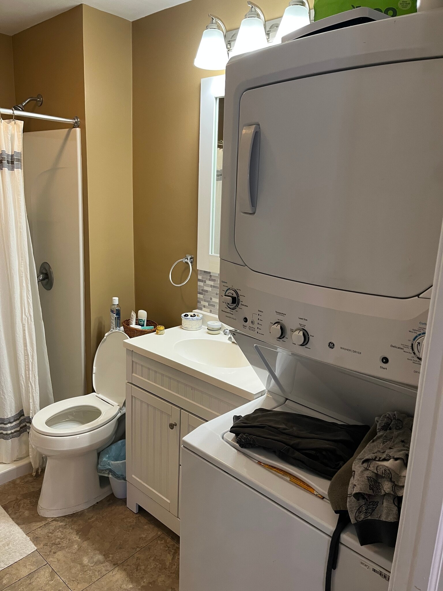 Building Photo - 107 Center St