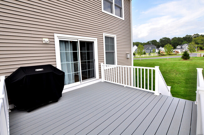 Building Photo - 5 Oakwood Cir