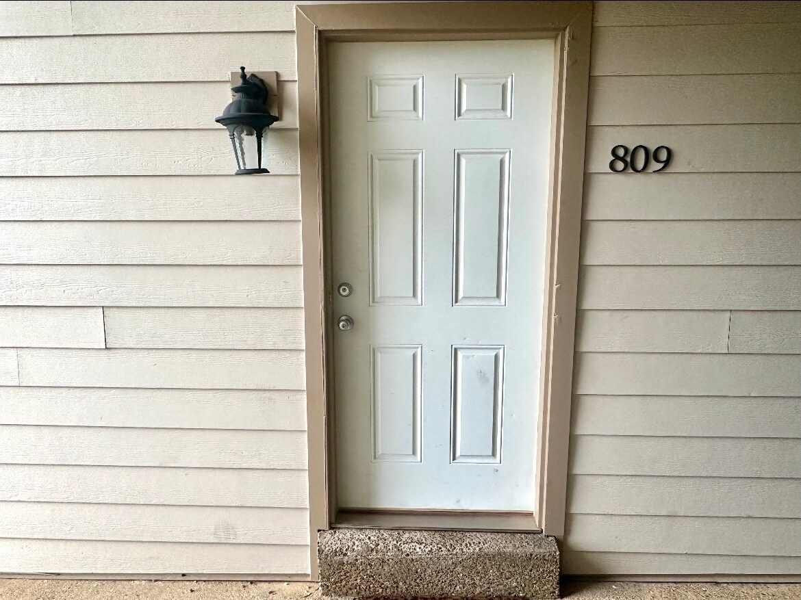 Building Photo - 809 Ashlawn Pl