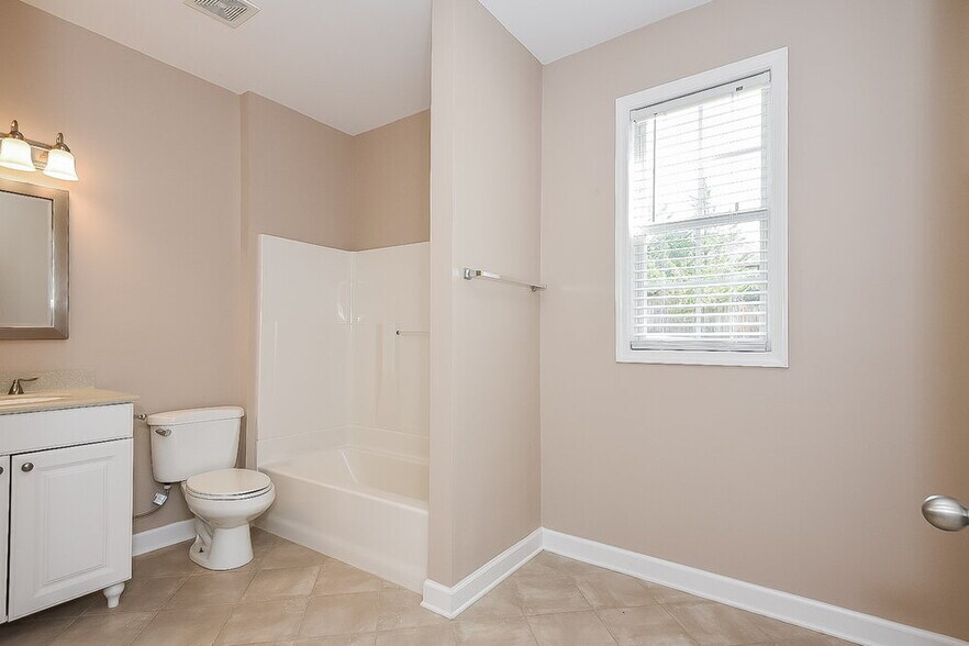 Building Photo - 4084 Mt Vernon Dr