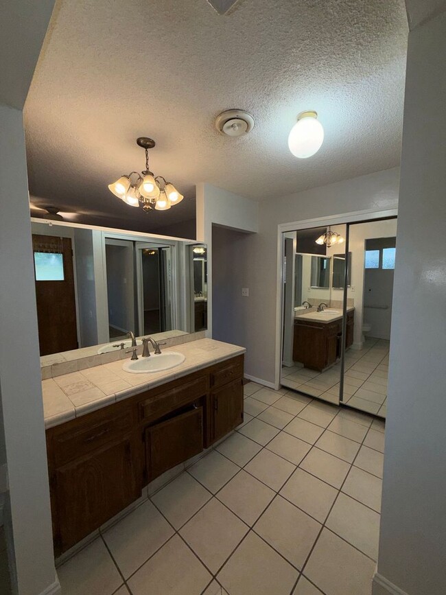 Building Photo - Beautiful 4 Bedroom House in NW Bakersfield with Pool!