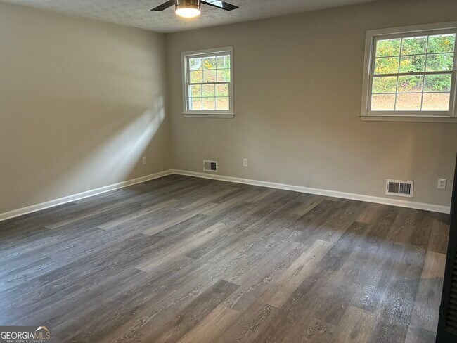 Building Photo - 6322 W Fayetteville Rd