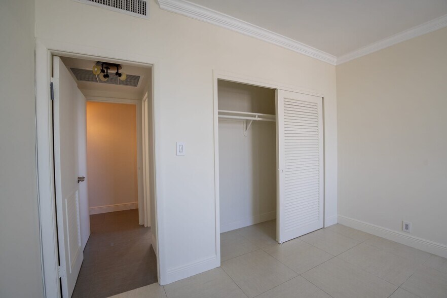 Building Photo - 4747 Collins Ave