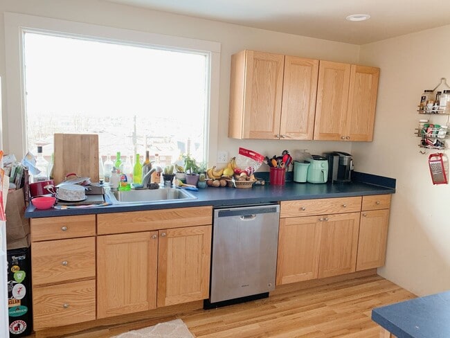 Building Photo - PRELEASING: Bay view 4 Bdrm/1.5 bath on High St!