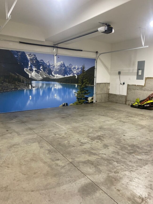 Building Photo - Beautiful Spacious 3 Bedroom/2.0 Bathroom ...