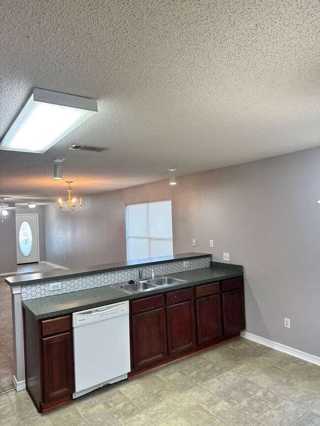 Building Photo - 3/2 Cottage in Maple Oaks Subdivision with garage