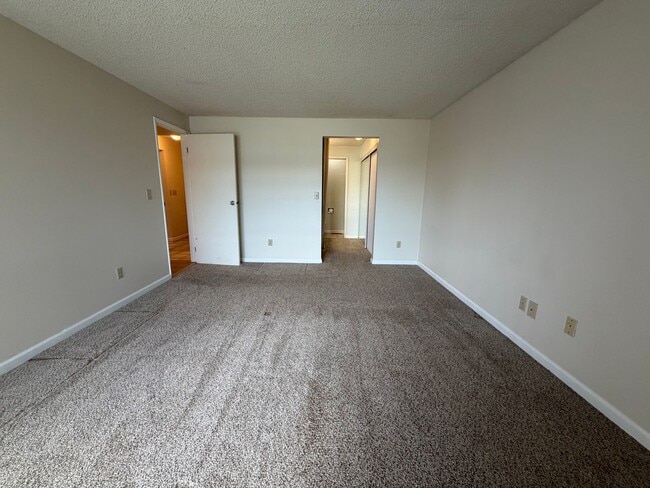 Building Photo - Now renting 2 bedroom 1.5 bathrooms Condo at Castlerock
