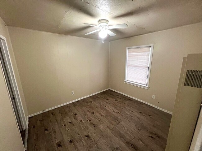 Building Photo - $0 First Month's Rent / $0 Deposit at Move-in