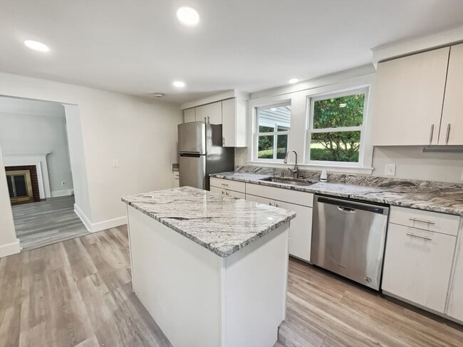 Building Photo - 312 Linden St