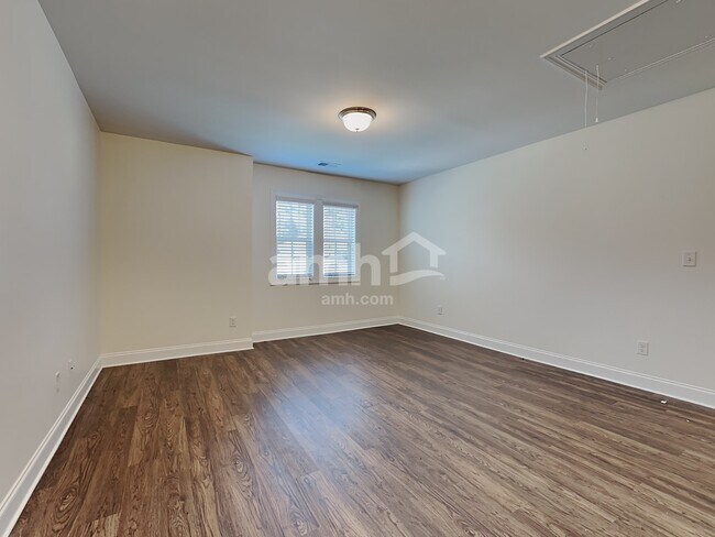 Building Photo - 111 Doral Blue Dr