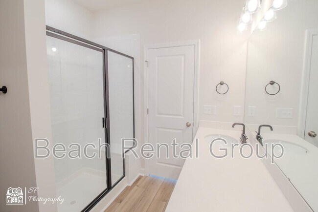 Building Photo - 1860 Villena Dr