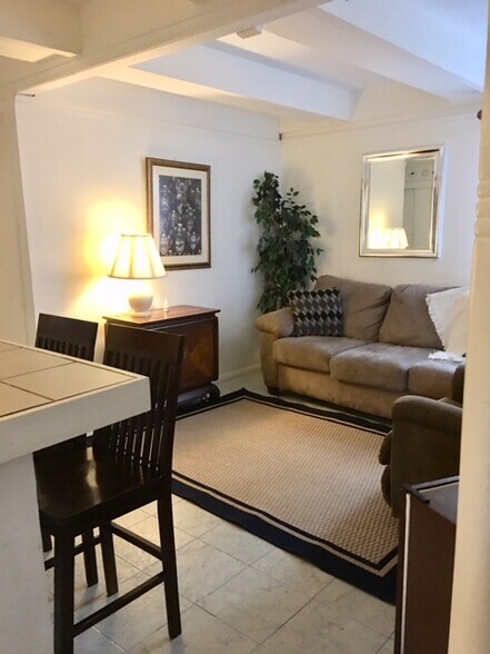 Building Photo - 10 Woodchuck Ln