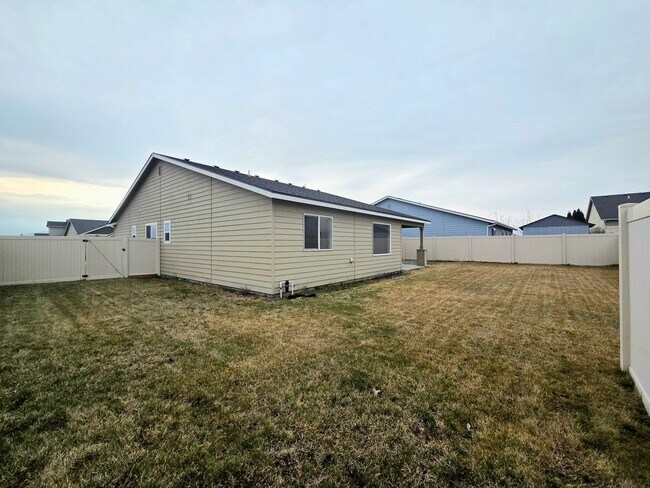 Building Photo - Newer Rambler in Mary Hill Estates!