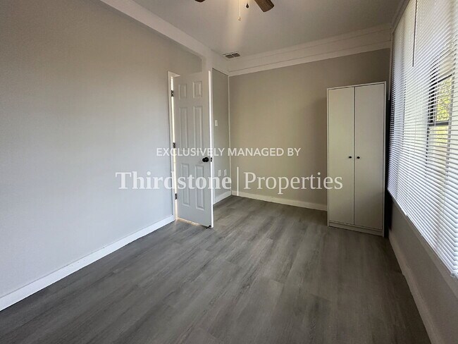 Building Photo - 856 W Palm Ave